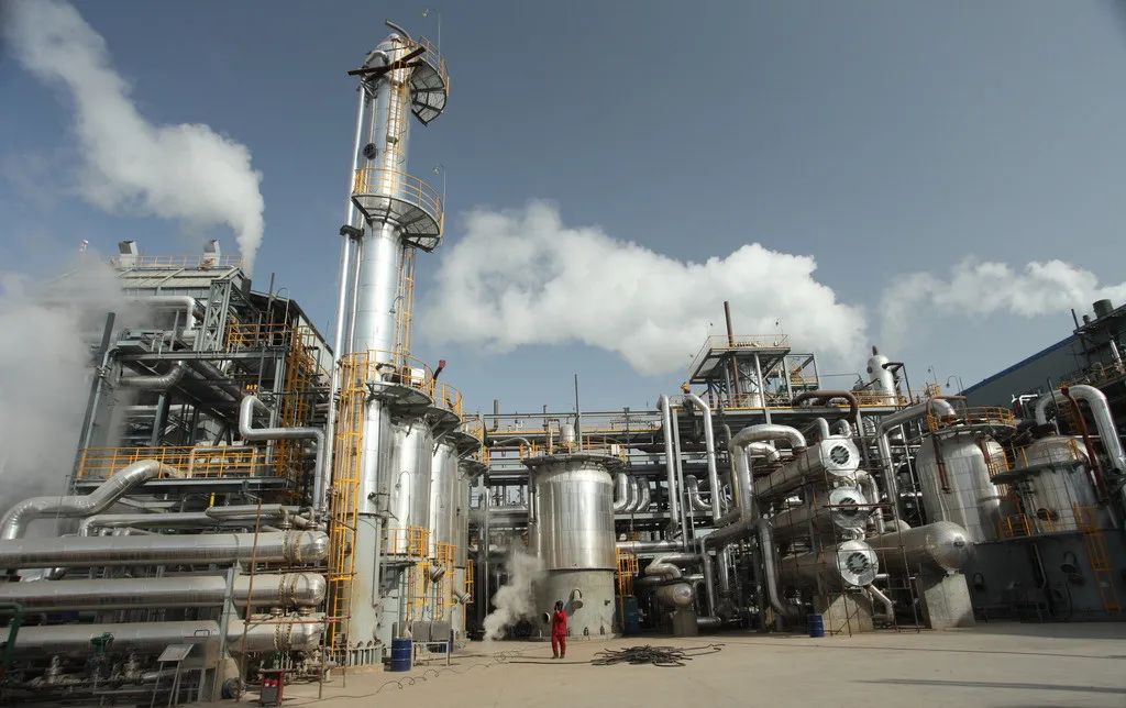 按 VOCs 的化學(xué)結(jié)構(gòu)，可將其進(jìn)一步分為 8 類：烷烴類、芳香烴類、烯烴類、鹵代烴類、酯類、醛類、酮類和其他化合物。從環(huán)保意義上講，主要指化學(xué)性質(zhì)活潑的那一類揮發(fā)性有機(jī)物。常見(jiàn)的 VOCs有：苯、甲苯、二甲苯、苯乙烯、三氯乙烯、三氯甲烷、三氯乙烷、二異氰酸酯（TDI）、二異氰甲苯酯等。