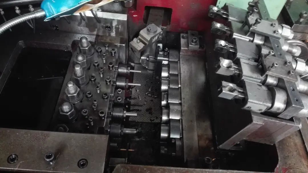 冷鐓機油煙異味污染,就用潔匠凈化·的凈工業除臭劑解決!.jpg 冷鐓機油煙異味污染,就用潔匠凈化·的凈工業除臭劑解決!.jpg